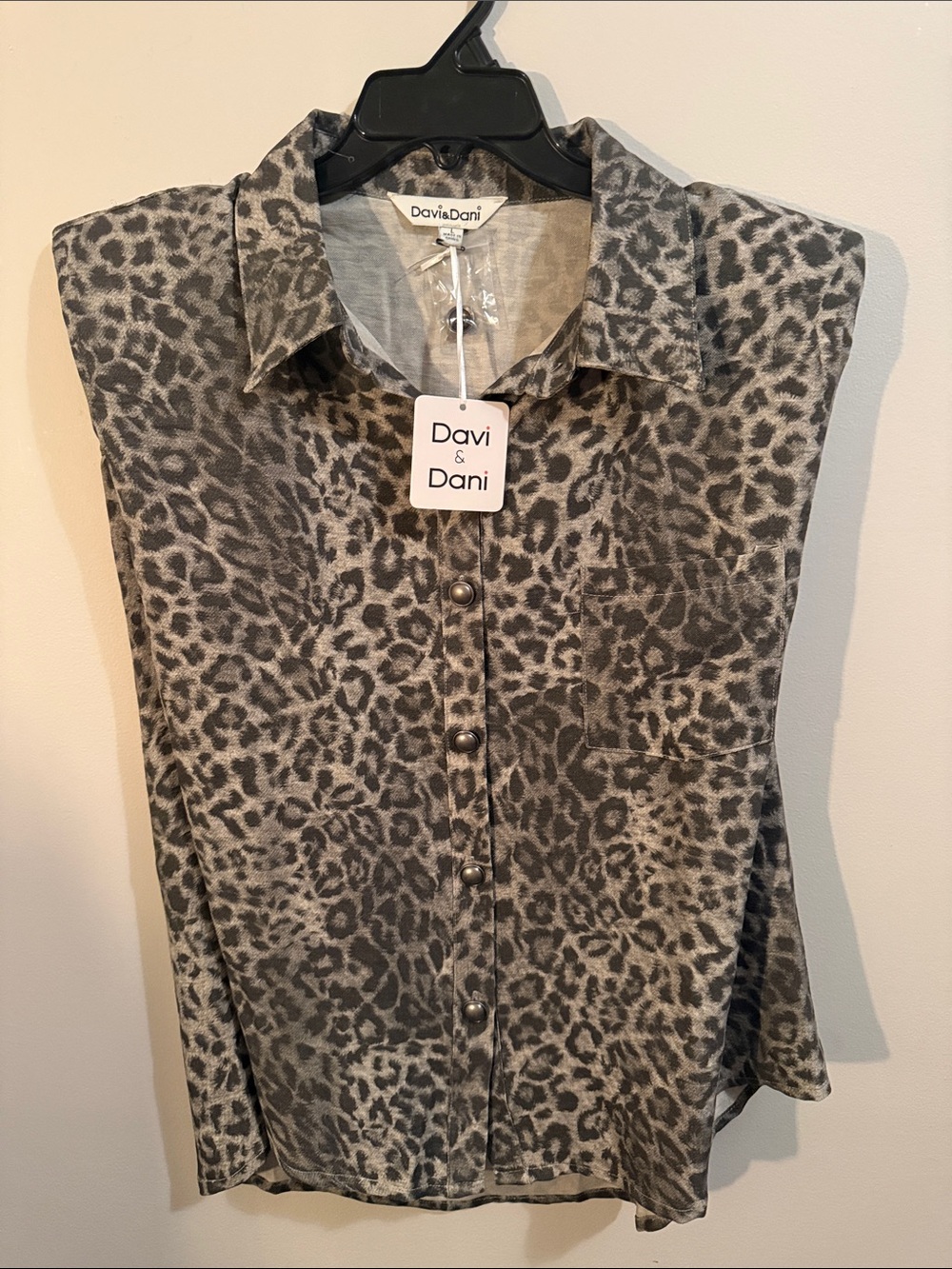 DAVI & DANI Gray Leopard Print Sleeveless Button-Down Shirt L (match. Pants sep)